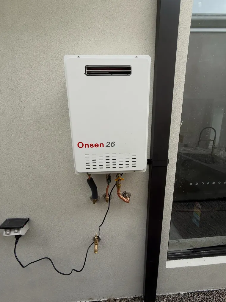 Wall-mounted instantaneous gas hot water unit with copper connections and isolation valve