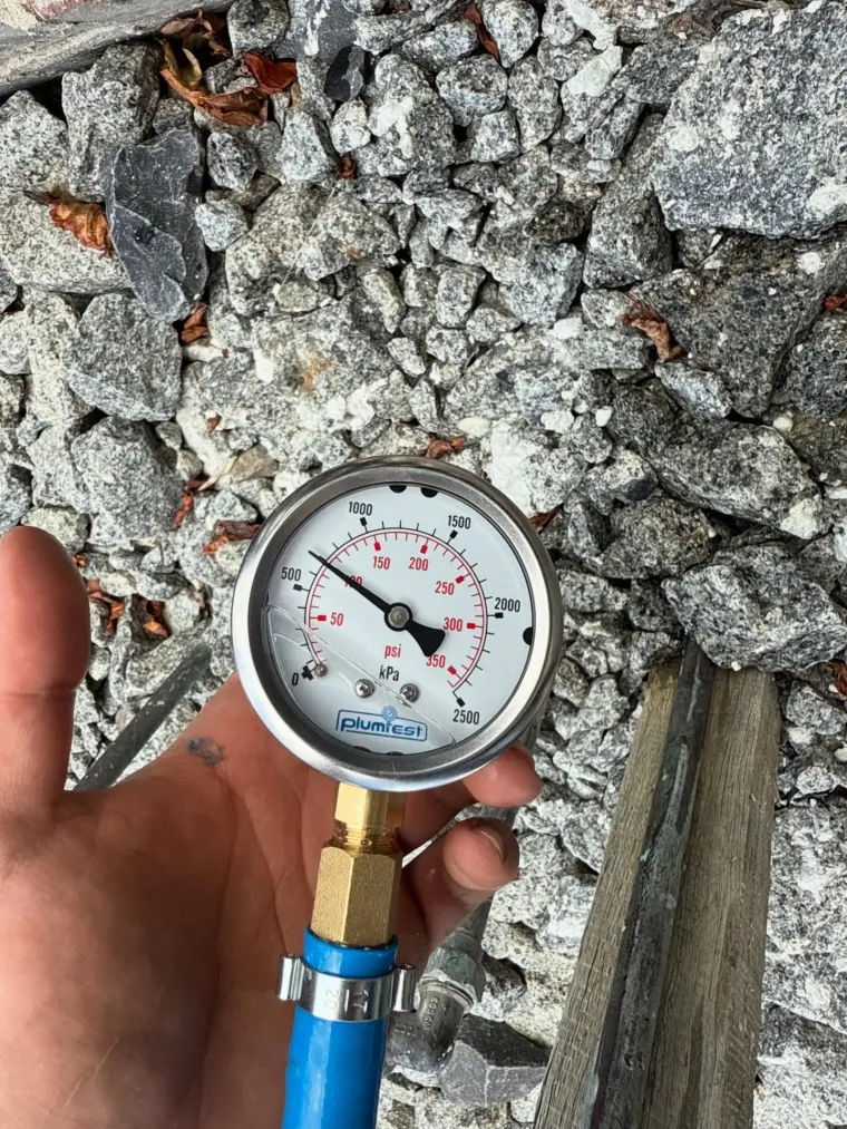 Pressure test gauge on a blue test line reading just under 500 kilopascals